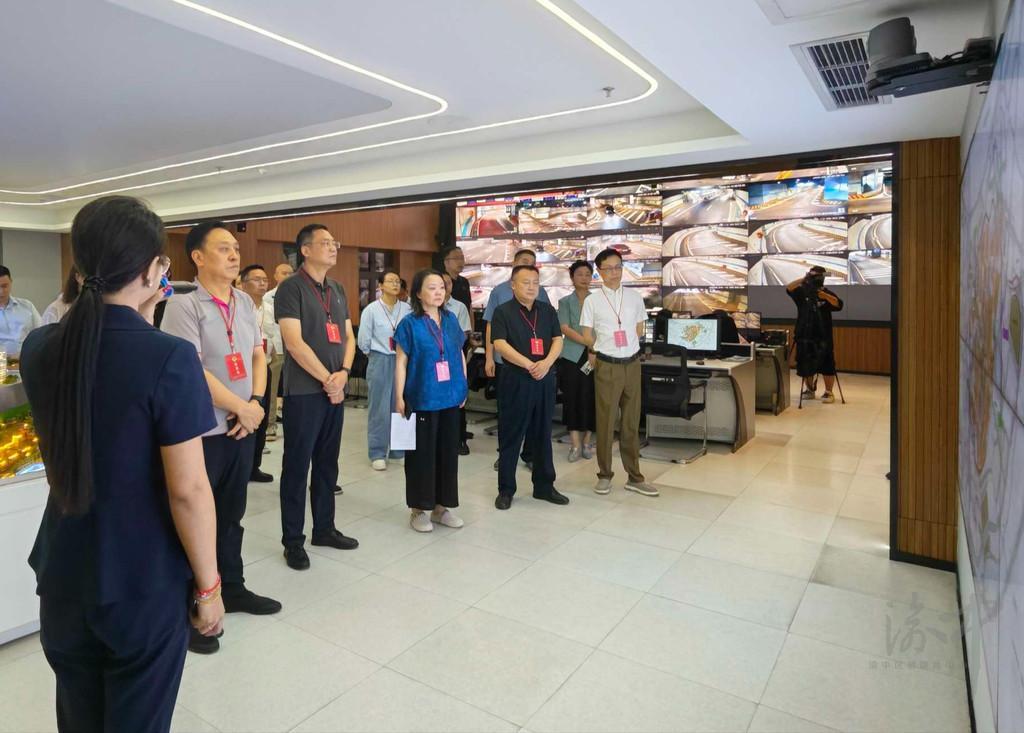 渝中区政协主席会议视察解放碑地下环道... 渝中区政协主席会议视察解放碑地下环道...